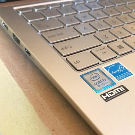 (klein defect) Asus ZenBook 14 i5-8265U 4/8/16GB 256GB SSD 14 inch (alleen netsnoer)